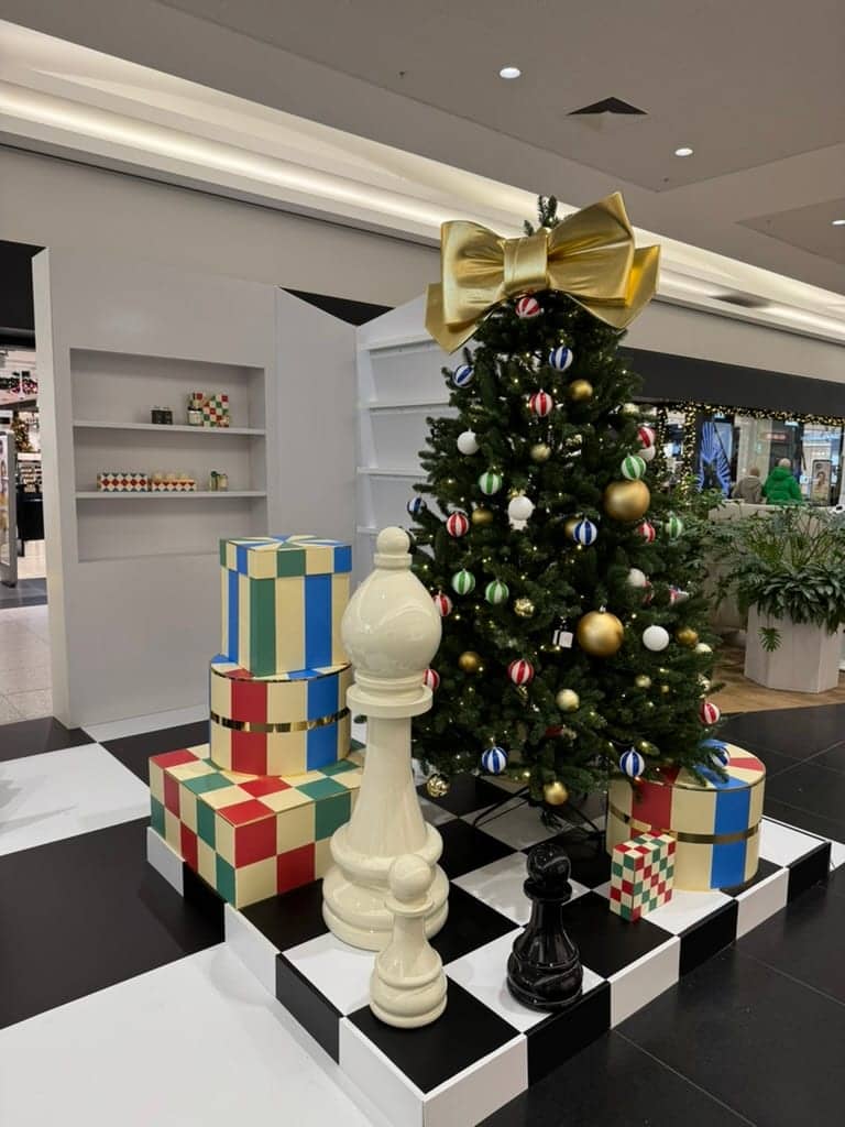 Pop-up store Jo Malone avec sapin décoré au shopping de Woluwe à Bruxelles, 2025