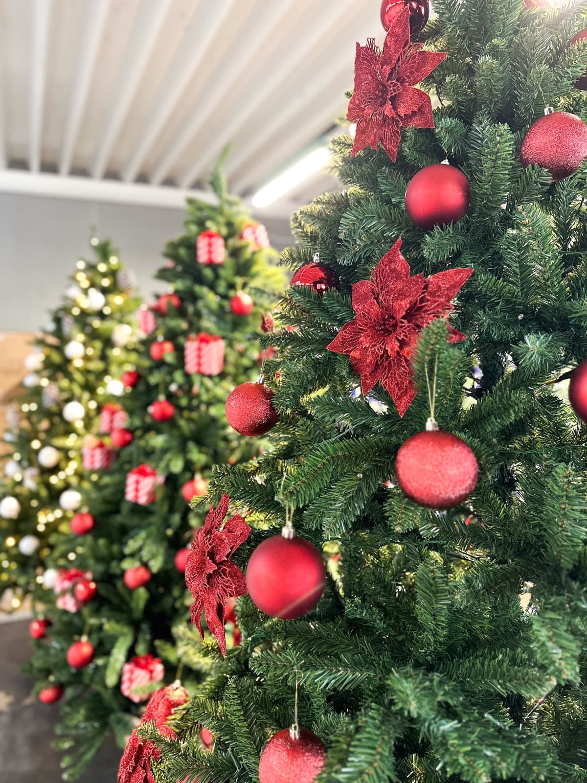Sapins décorés dans un univers rouge élégant