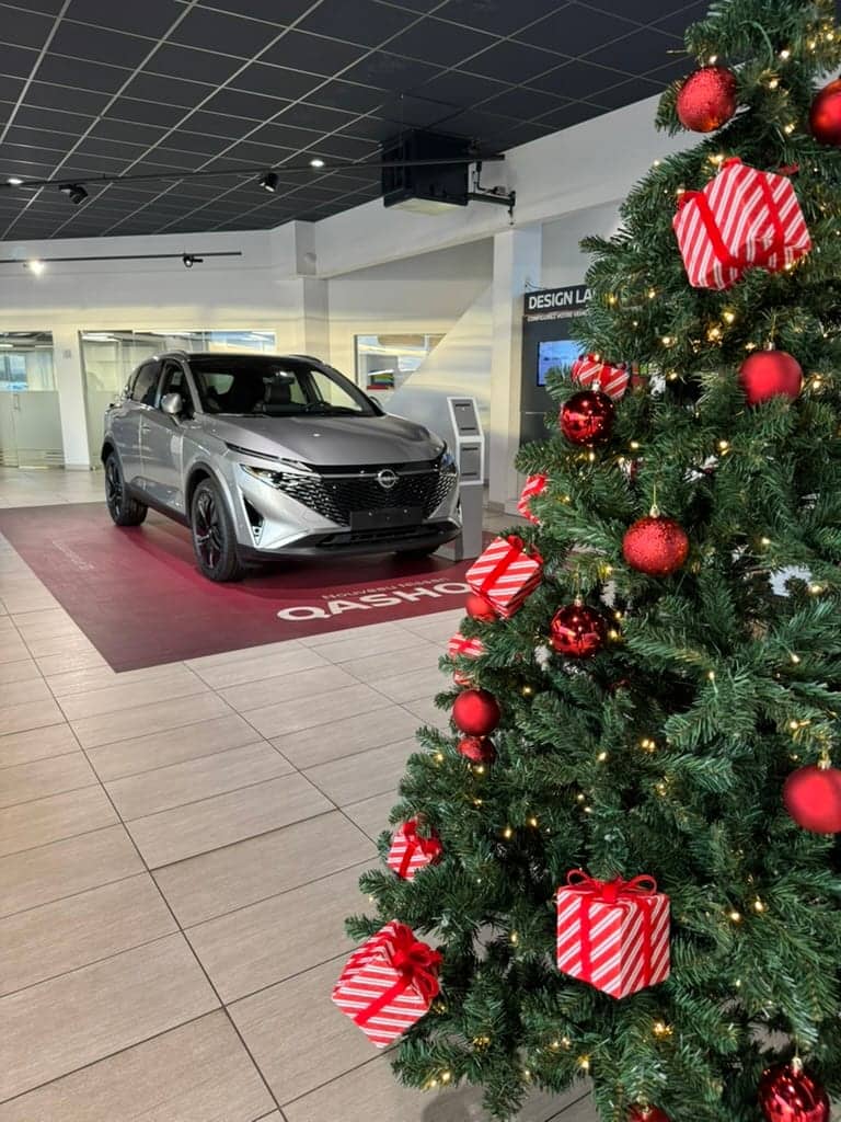 Sapin de Noël décoré dans le showroom Nissan de MS MOTOR à Arlon, Noël 2025