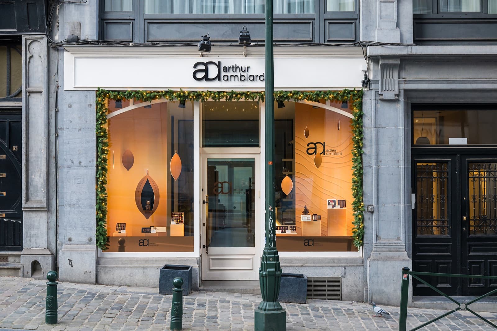 Façade de commerce encadrée de guirlandes lumineuses