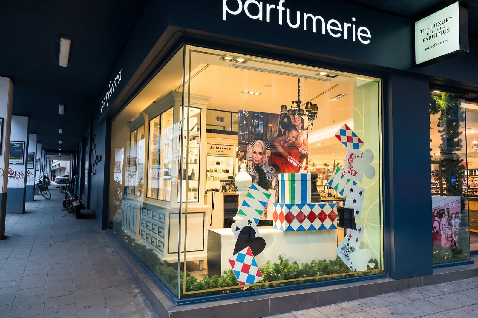 Vitrine professionnelle décorée avec un univers graphique de fêtes