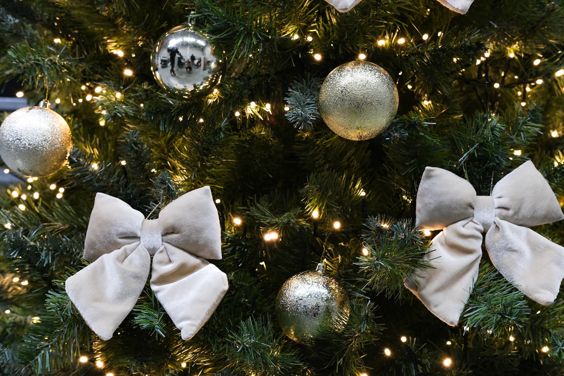 Sapin artificiel décoré selon le thème Champagne et Nœuds