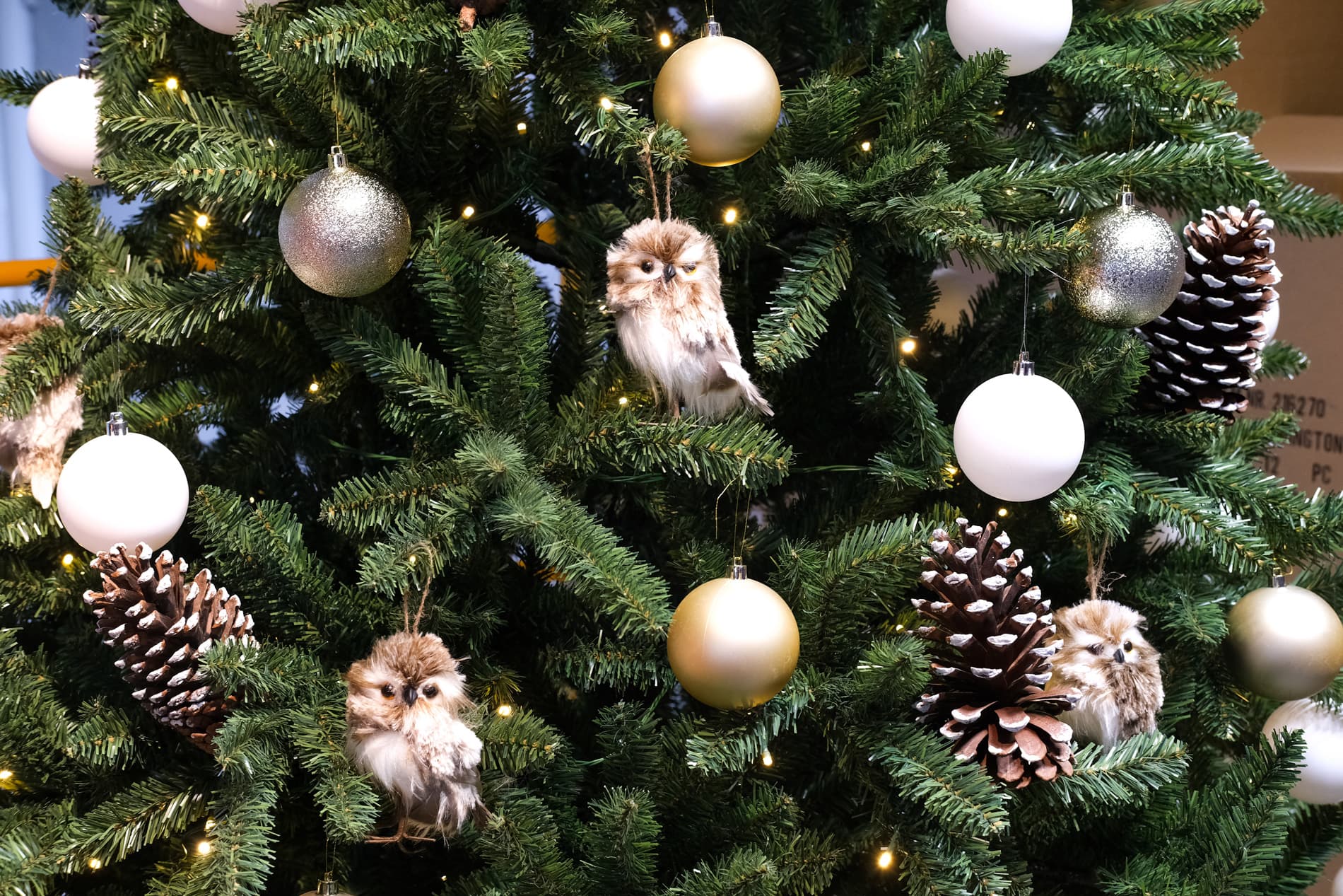 Sapin artificiel décoré selon le thème Nature chic