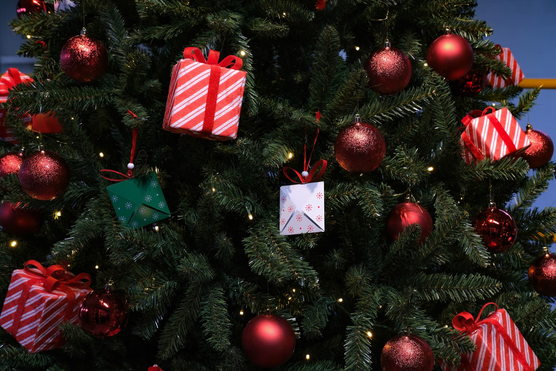 Sapin artificiel décoré selon le thème Rouge Cadeaux
