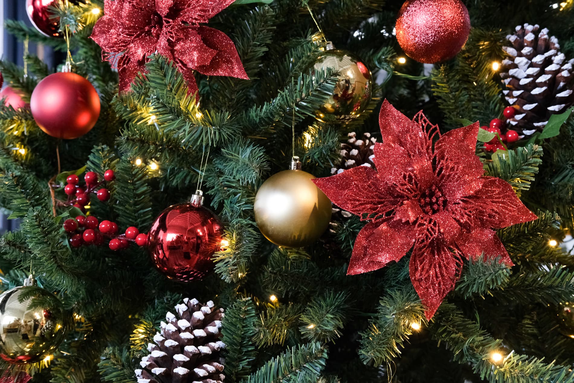 Sapin artificiel décoré selon le thème Rouge classique