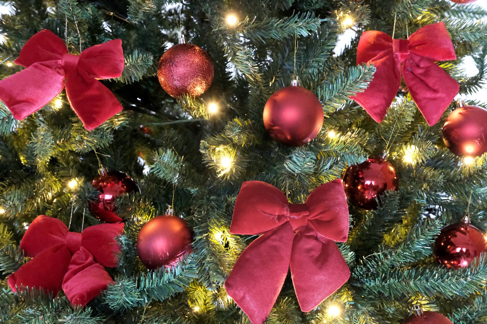 Sapin artificiel décoré selon le thème Rouge et Nœuds